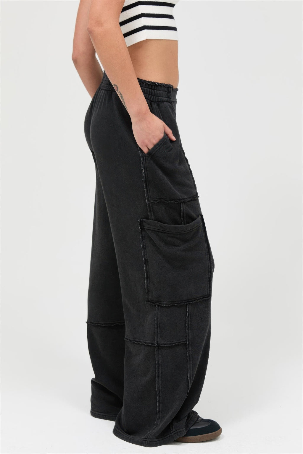 Raw Edge Everyday Cotton Wide Leg Cargo Baggy Pants in Black 4