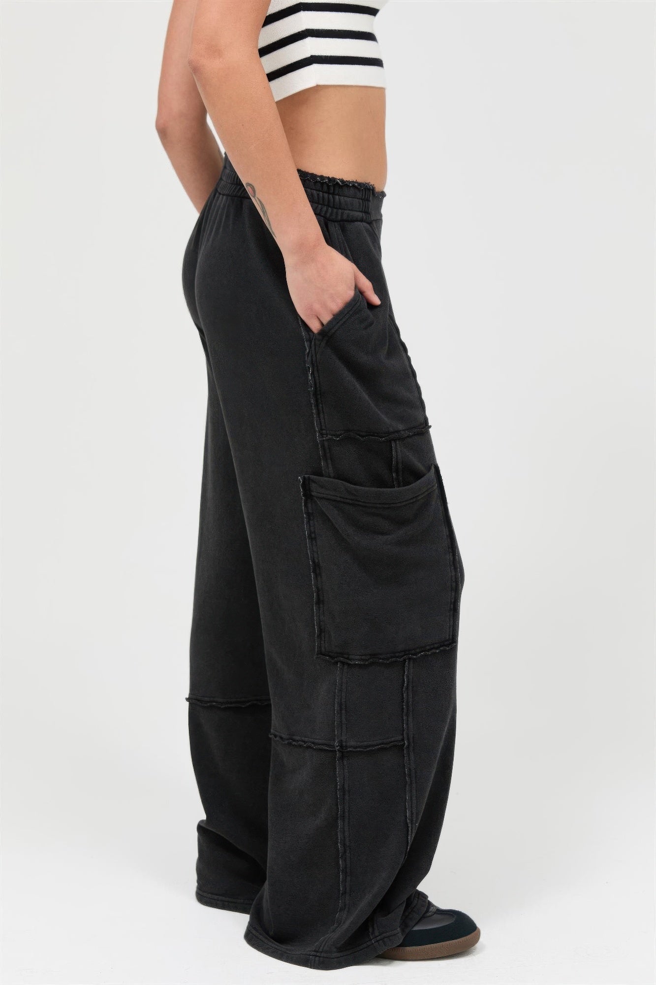 Raw Edge Everyday Cotton Wide Leg Cargo Baggy Pants in Black 4